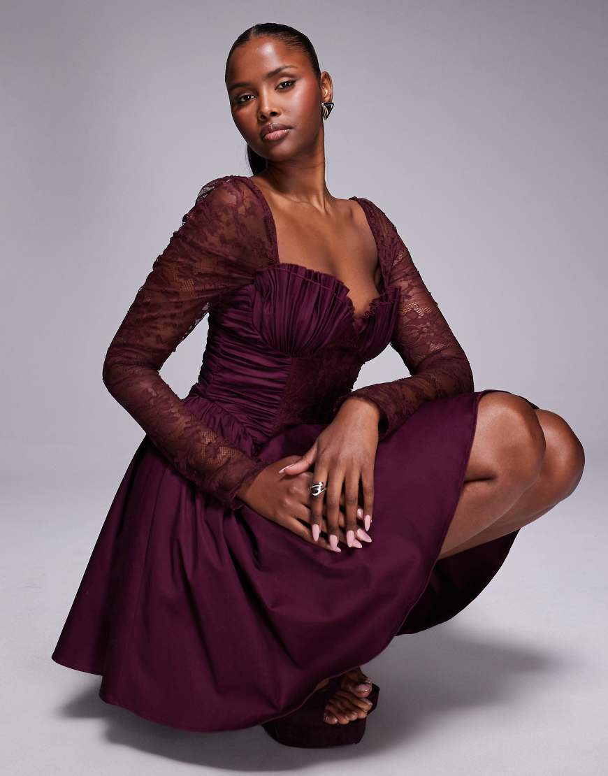 ASOS DESIGN - Strukturiertes Minikleid in Maulbeere mit Rüschensaum und gerafften, transparenten Ärmeln aus Spitze-Rot von ASOS DESIGN