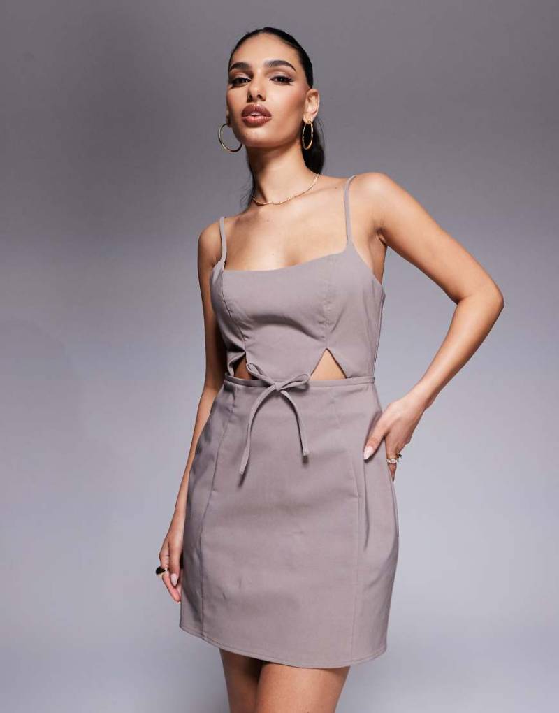 ASOS DESIGN - Strukturiertes Minikleid in Mokkabraun mit Zierausschnitt und Schleife von ASOS DESIGN