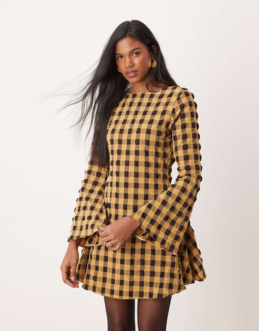 ASOS DESIGN - Strukturiertes Minikleid in Schwarz und Gelb kariert mit Trompetenärmeln-Bunt von ASOS DESIGN