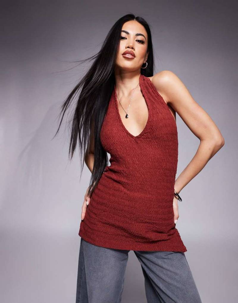 ASOS DESIGN - Strukturiertes Neckholder-Oberteil in Braun mit seitlicher Raffung von ASOS DESIGN