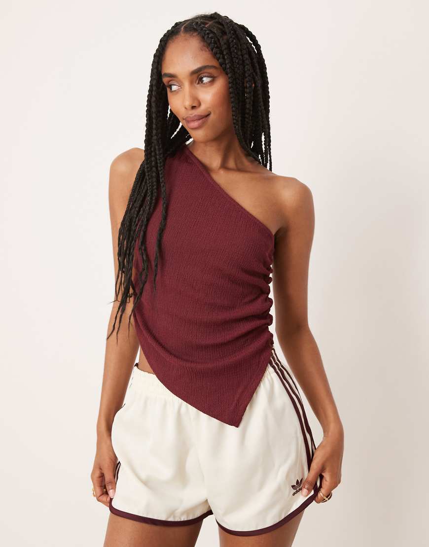 ASOS DESIGN - Strukturiertes Oberteil in Burgunderrot mit One-Shoulder-Träger von ASOS DESIGN
