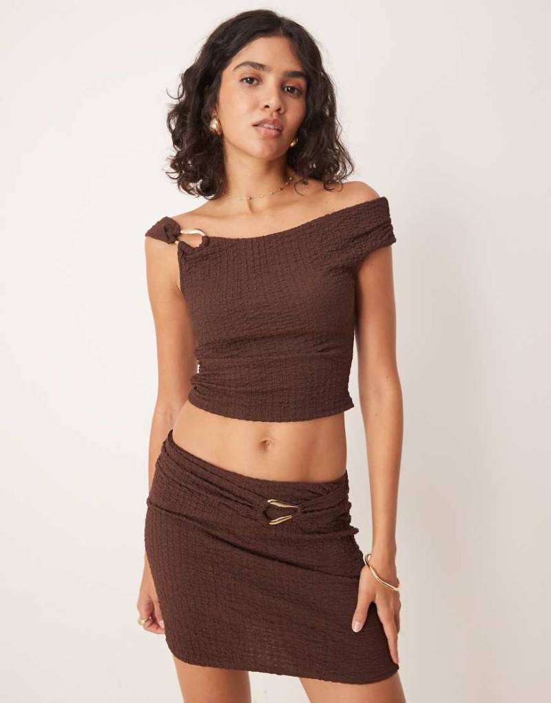 ASOS DESIGN - Strukturiertes Oberteil in Schokobraun mit One-Shoulder-Träger und Metallverzierung, Kombiteil von ASOS DESIGN