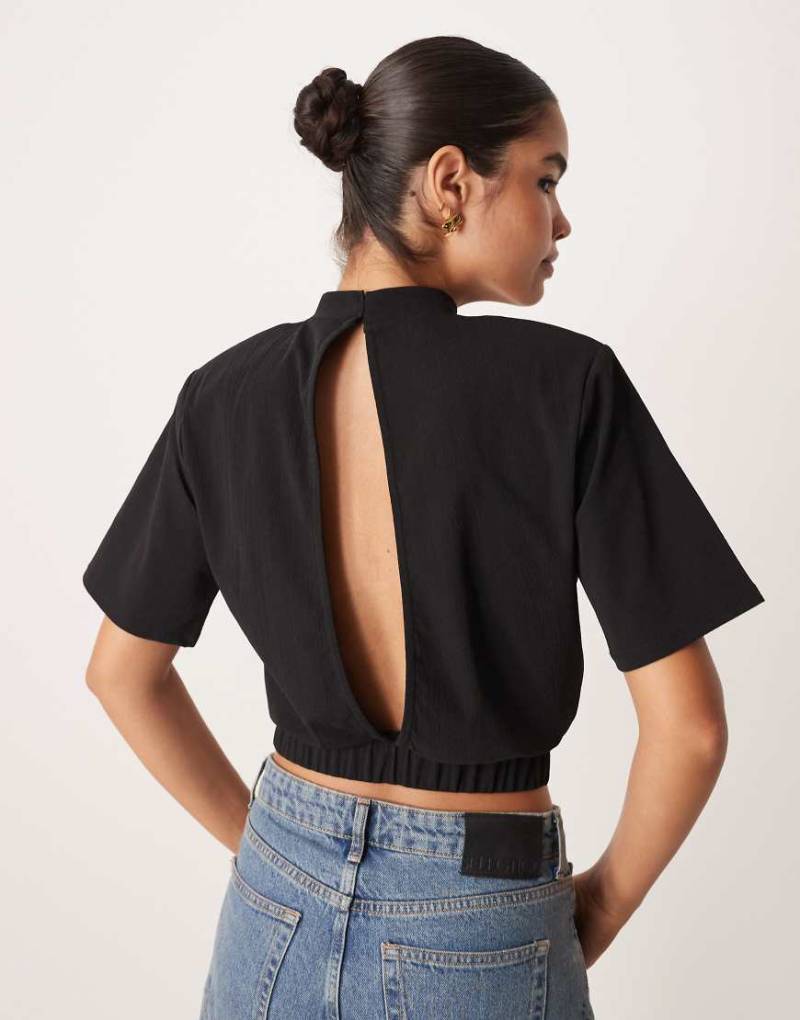 ASOS DESIGN - Cropped-T-Shirt mit hohem Kragen und Schulterpolstern in Schwarz von ASOS DESIGN