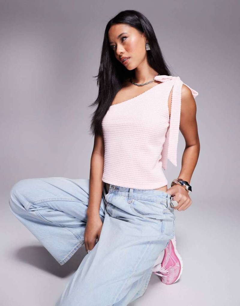 ASOS DESIGN - Strukturiertes Oberteil in babyrosa mit gebundenem One-Shoulder-Träger von ASOS DESIGN