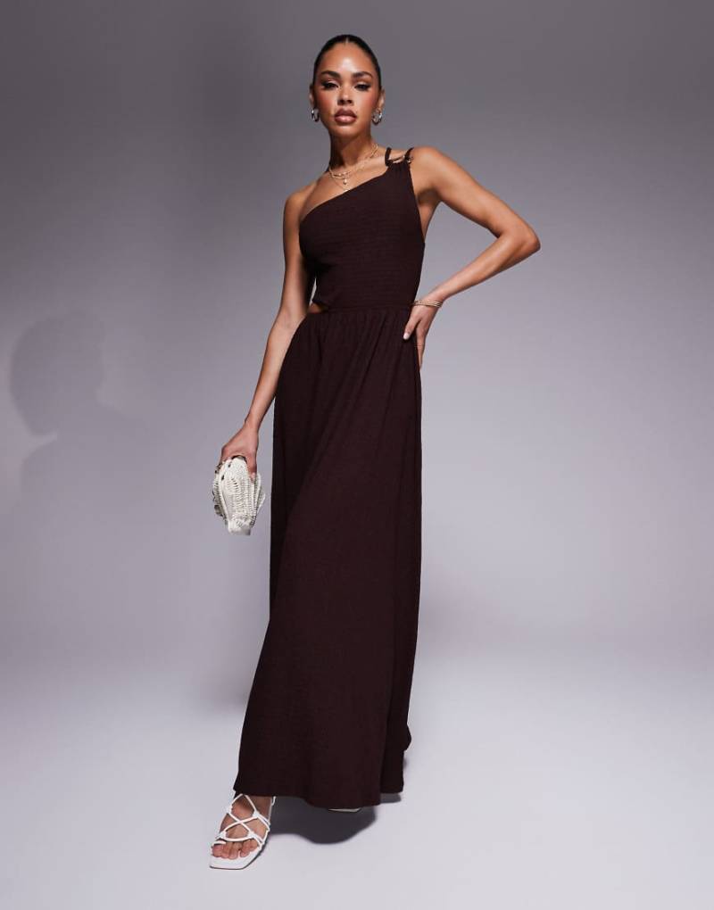 ASOS DESIGN - Strukturiertes One-Shoulder-Maxikleid in Schokobraun mit Zierausschnitt in der Taille und Metallverzierung von ASOS DESIGN