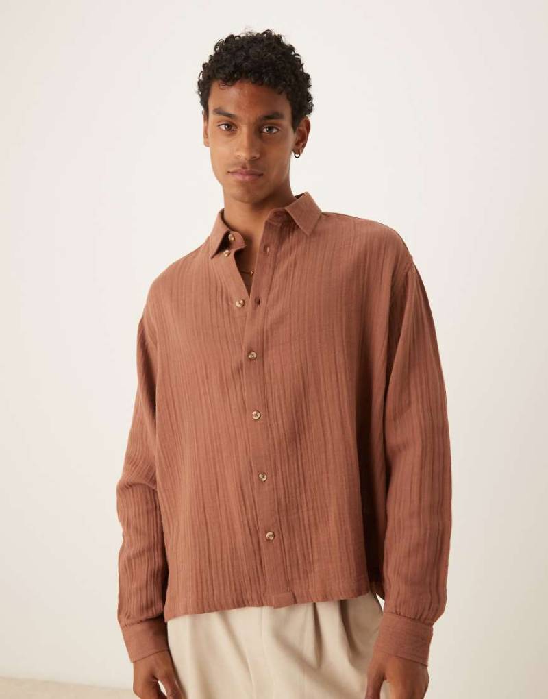ASOS DESIGN - Strukturiertes Oversize-Hemd aus Mullstoff in Braun ASOS DESIGN - Strukturiertes Oversize-Hemd aus Mullstoff in Braun von ASOS DESIGN