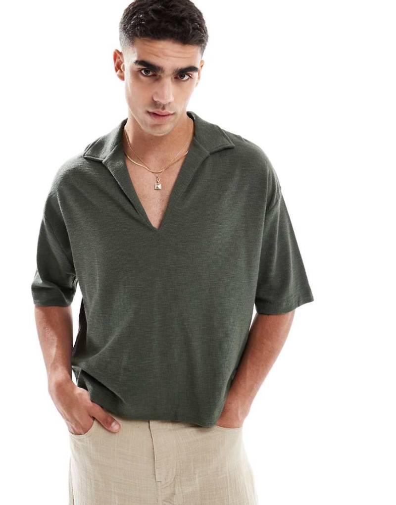 ASOS DESIGN - Strukturiertes Oversize-Polohemd in Khaki mit tiefem V-Ausschnitt-Grün von ASOS DESIGN