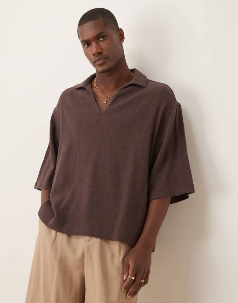 ASOS DESIGN - Strukturiertes Oversize-Schlupfhemd in Braun von ASOS DESIGN