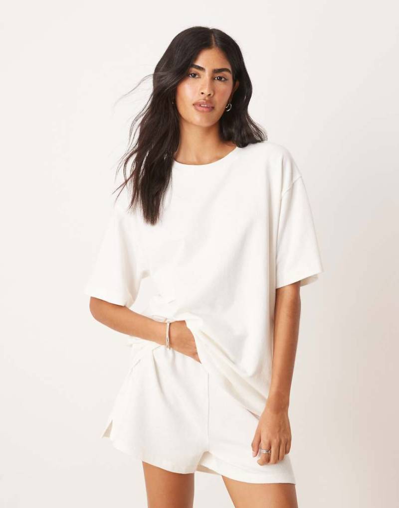 ASOS DESIGN - Strukturiertes Oversize-T-Shirt aus Strick in Cremeweiß von ASOS DESIGN