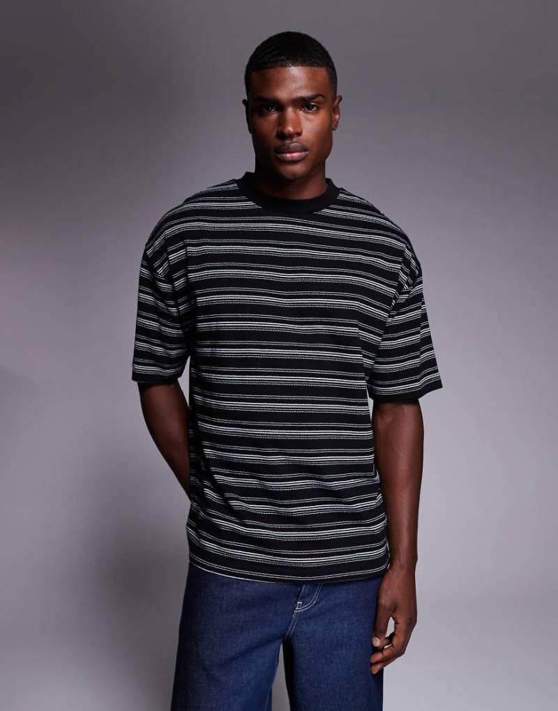 ASOS DESIGN - Strukturiertes Oversize-T-Shirt aus schwerem Stoff in gestreiftem Schwarz-Bunt von ASOS DESIGN