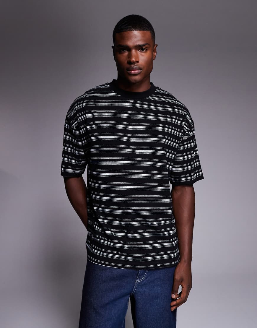 ASOS DESIGN - Strukturiertes Oversize-T-Shirt aus schwerem Stoff in gestreiftem Schwarz-Bunt von ASOS DESIGN