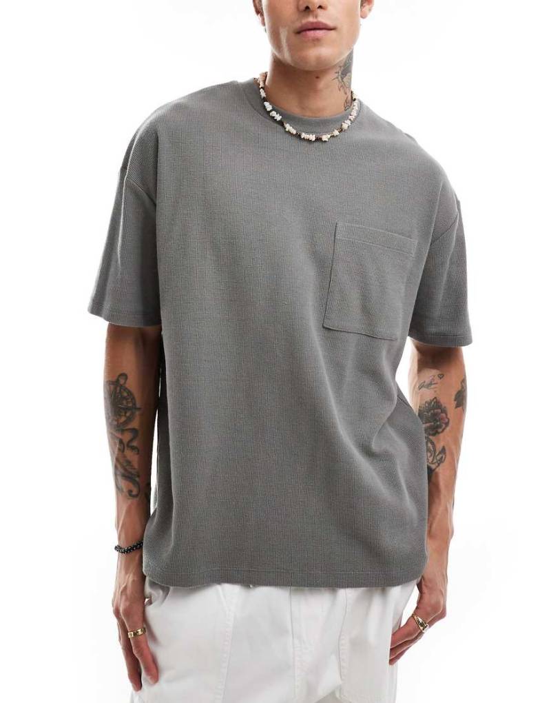 ASOS DESIGN - Strukturiertes Oversize-T-Shirt in Anthrazit mit Tasche vorne-Grau von ASOS DESIGN