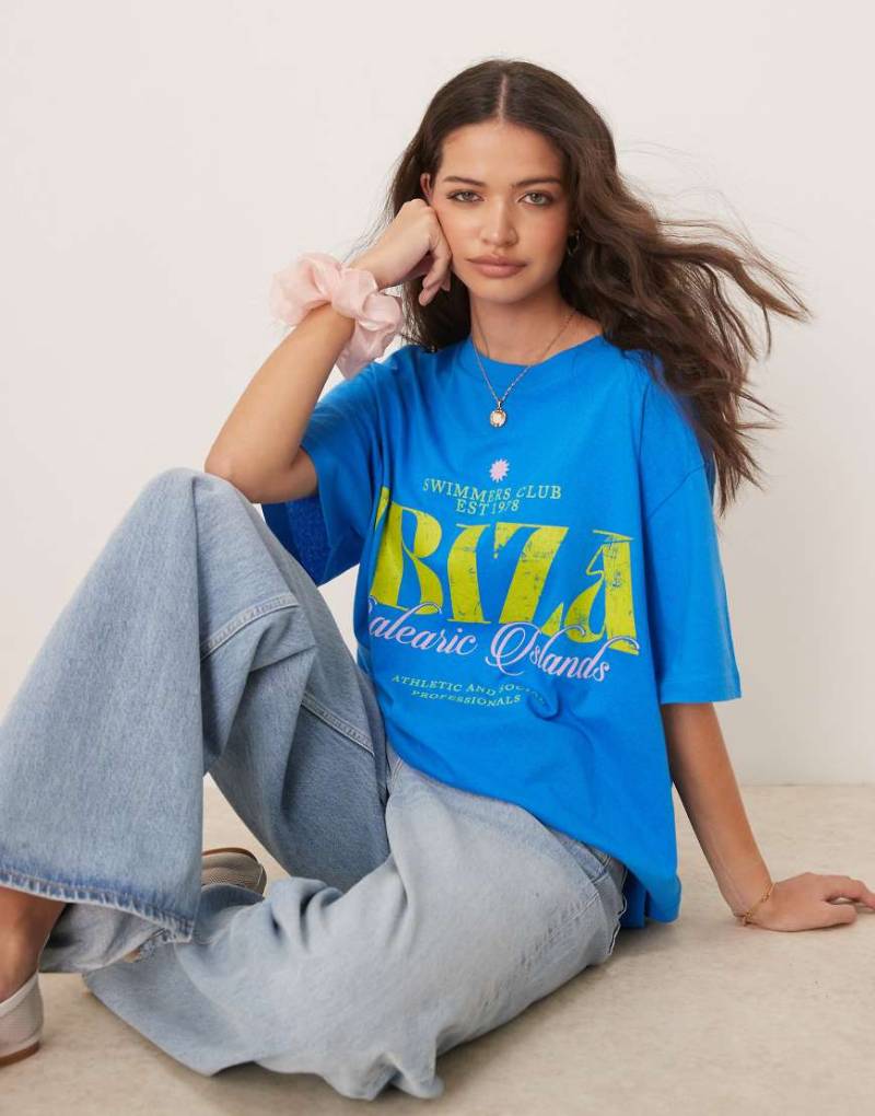 ASOS DESIGN - Strukturiertes Oversize-T-Shirt in Blau mit „Ibiza"-Print von ASOS DESIGN