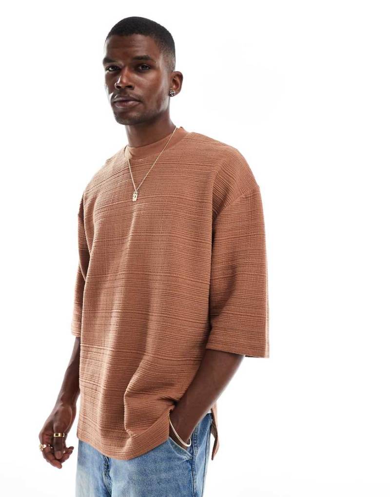 ASOS DESIGN - Strukturiertes Oversize-T-Shirt in Braun mit halblangen Ärmeln von ASOS DESIGN
