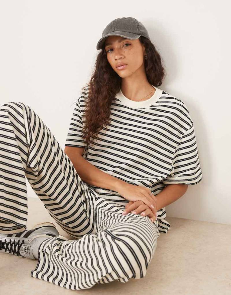 ASOS DESIGN - Strukturiertes Oversize-T-Shirt in Creme mit Streifen-Bunt von ASOS DESIGN