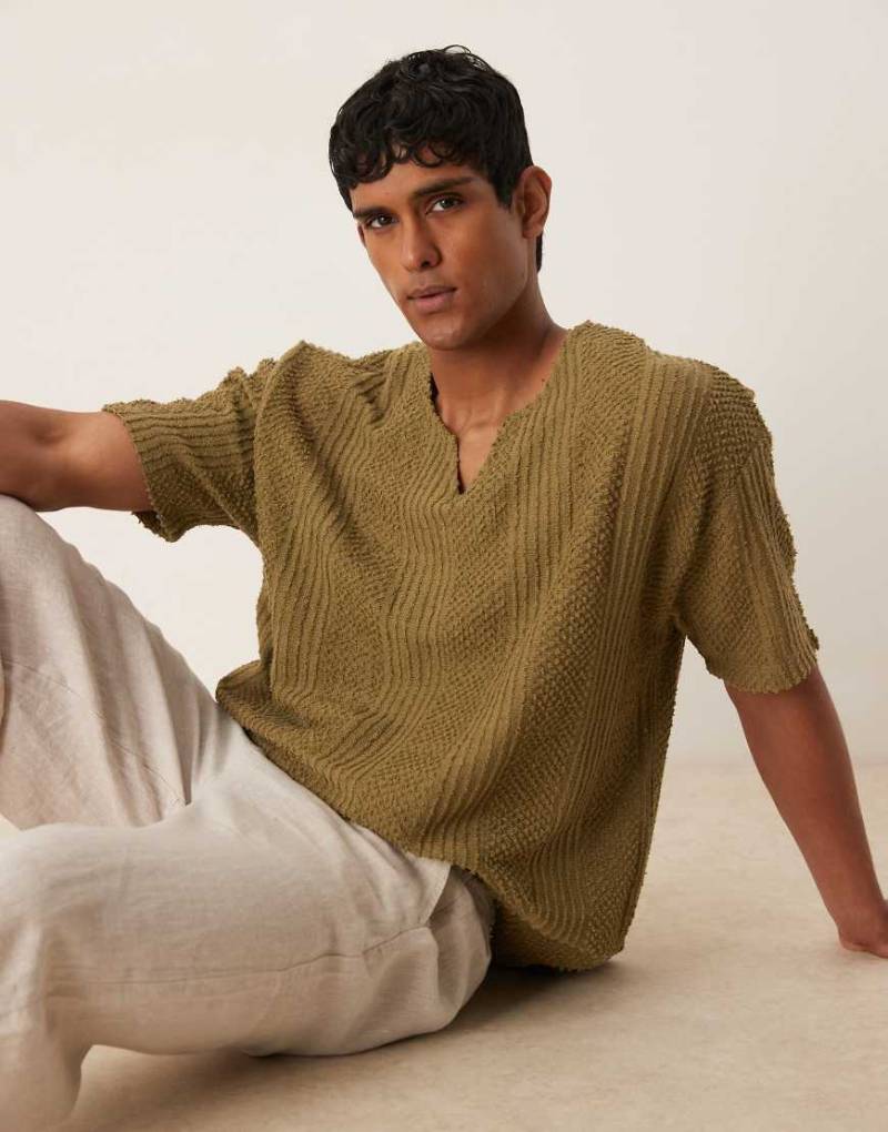 ASOS DESIGN - Strukturiertes Oversize-T-Shirt in Khaki mit V-Ausschnitt-Grün von ASOS DESIGN