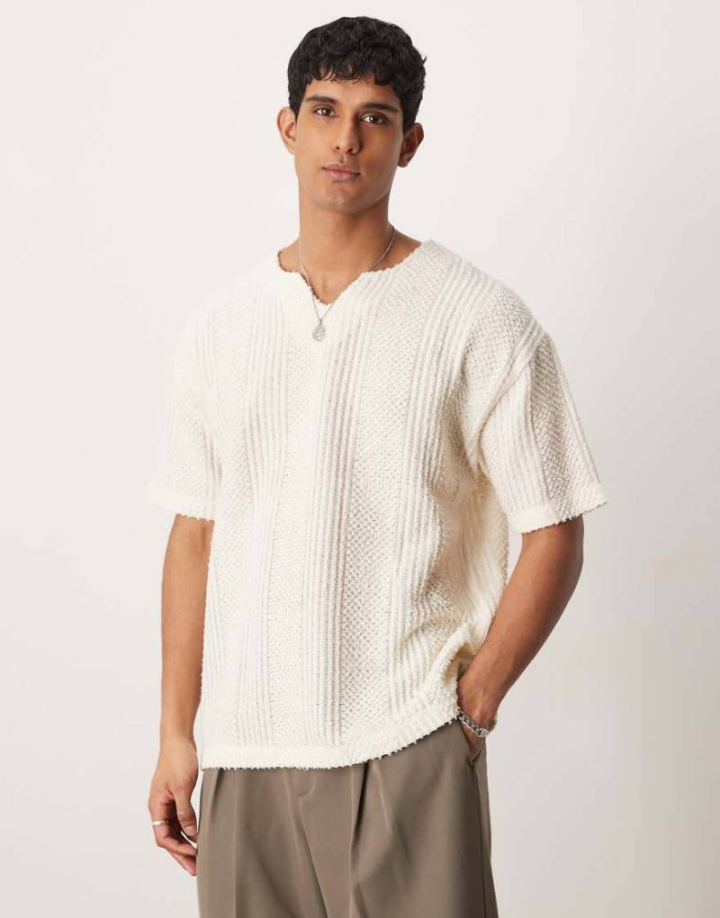 ASOS DESIGN - Strukturiertes Oversize-T-Shirt in Neutral mit V-Ausschnitt von ASOS DESIGN