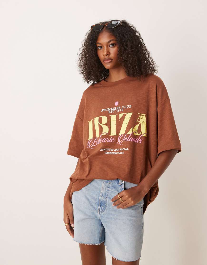 ASOS DESIGN - Strukturiertes Oversize-T-Shirt in Schokobraun mit „Ibiza"-Print von ASOS DESIGN
