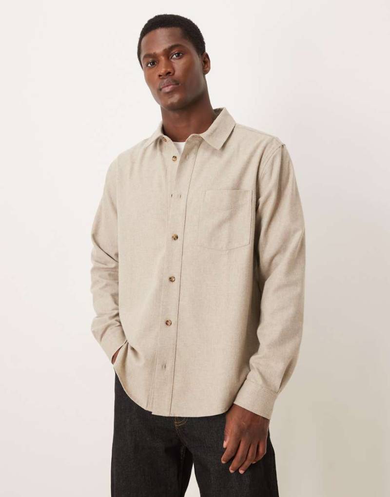 ASOS DESIGN - Strukturiertes Regular-Fit-Hemd in Beige-Grün von ASOS DESIGN