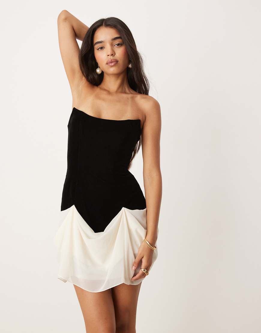 ASOS DESIGN - Strukturiertes Samt-Minikleid in Schwarz mit farblich abgesetztem, drapiertem Chiffon-Rock ASOS DESIGN - Strukturiertes Samt-Minikleid in Schwarz mit farblich abgesetztem, drapiertem Chiffon-Rock von ASOS DESIGN