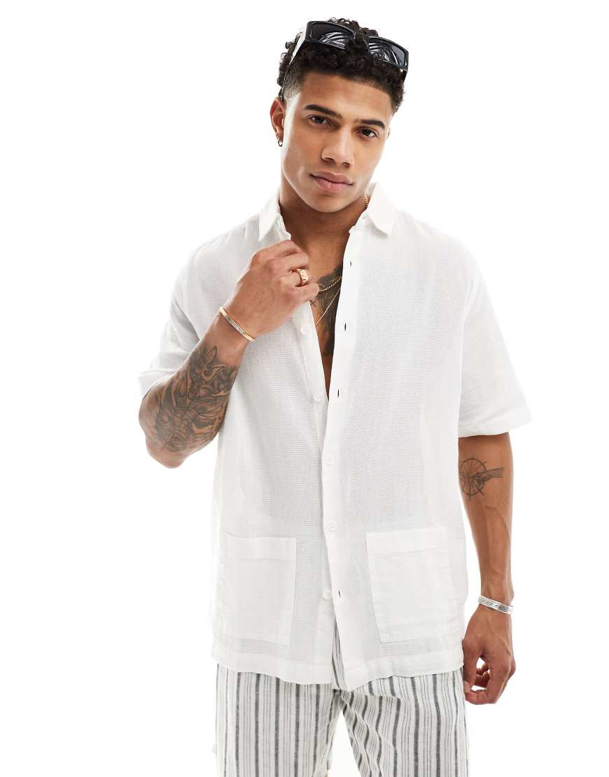 ASOS DESIGN - Strukturiertes Shirt in Weiß mit lockerem Schnitt und aufgesetzten Taschen ASOS DESIGN - Strukturiertes Shirt in Weiß mit lockerem Schnitt und aufgesetzten Taschen von ASOS DESIGN