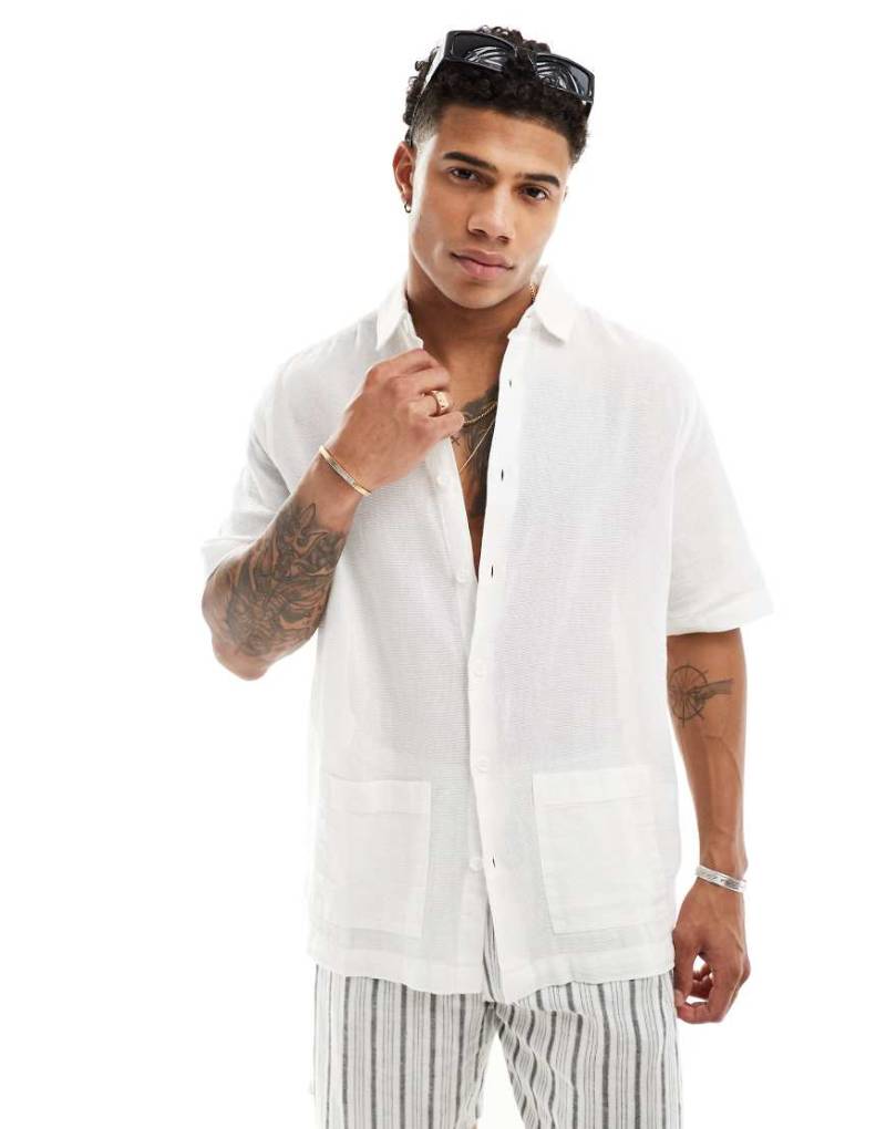 ASOS DESIGN - Strukturiertes Shirt in Weiß mit lockerem Schnitt und aufgesetzten Taschen von ASOS DESIGN