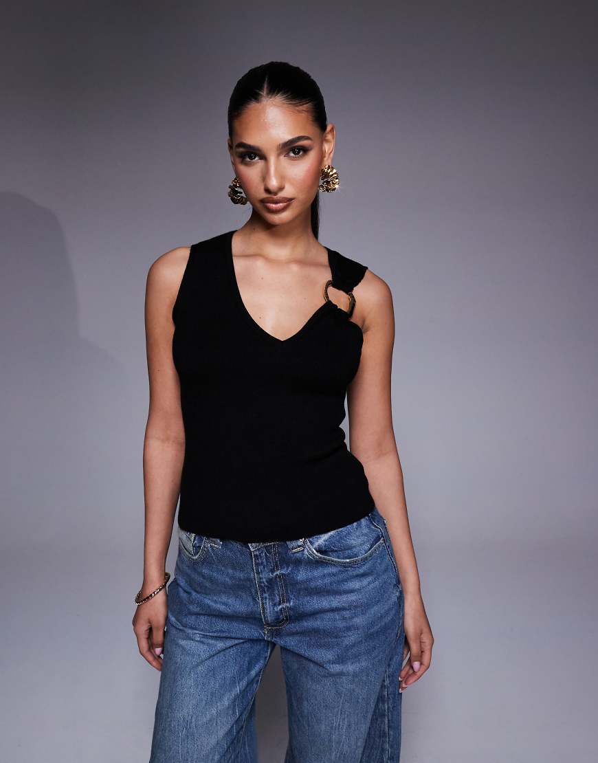 ASOS DESIGN - Strukturiertes Strick-Oberteil in Schwarz mit goldfarbenem Metall-Ring von ASOS DESIGN
