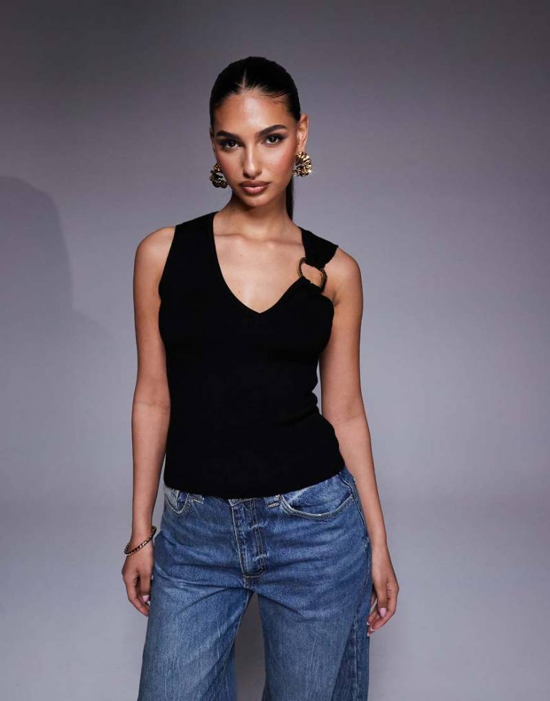 ASOS DESIGN - Strukturiertes Strick-Oberteil in Schwarz mit goldfarbenem Metall-Ring von ASOS DESIGN