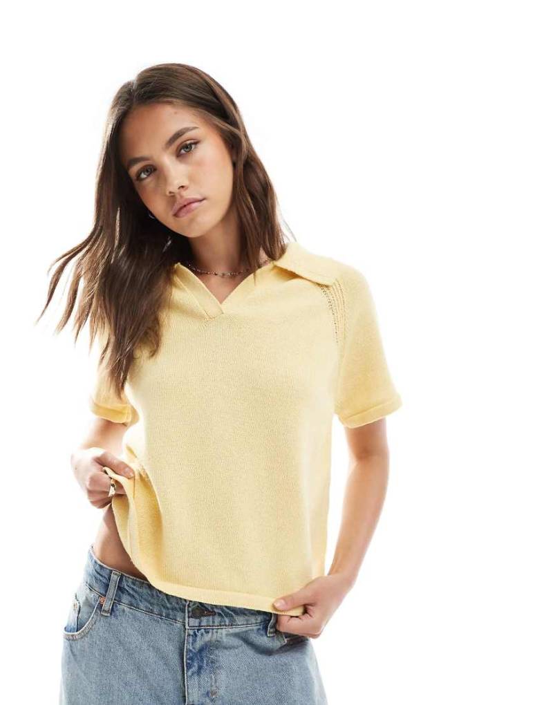 ASOS DESIGN - Strukturiertes Strick-Polooberteil in Buttermilchgelb mit Raglanärmeln von ASOS DESIGN