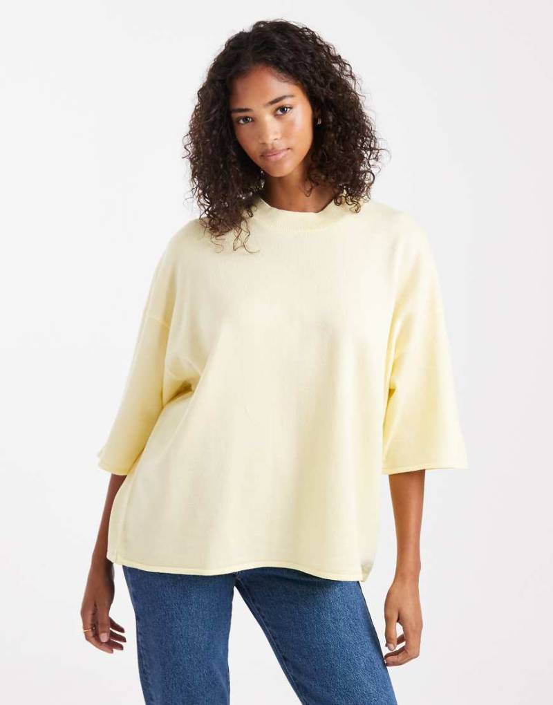 ASOS DESIGN - Strukturiertes Strick-T-Shirt in Buttermilchgelb von ASOS DESIGN