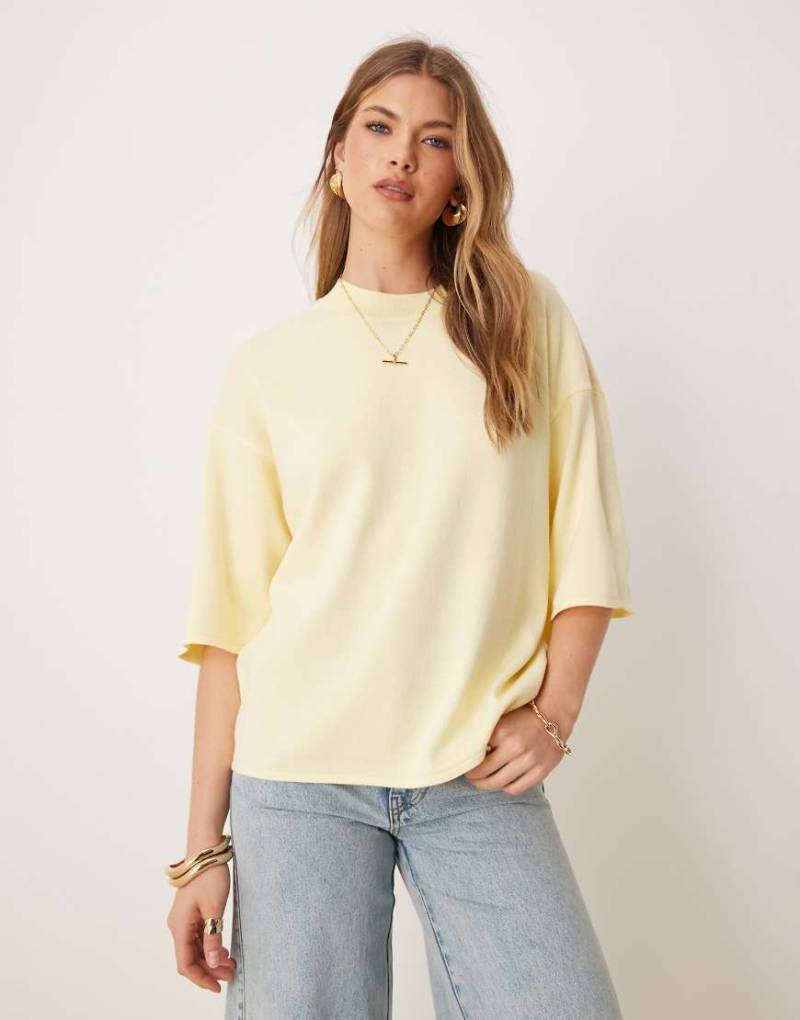 ASOS DESIGN - Strukturiertes Strick-T-Shirt in Buttermilchgelb von ASOS DESIGN