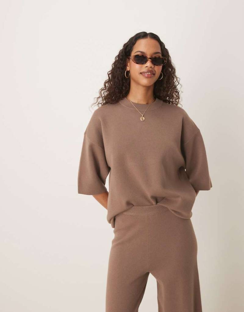 ASOS DESIGN - Strukturiertes Strick-T-Shirt in Mokka-Braun von ASOS DESIGN