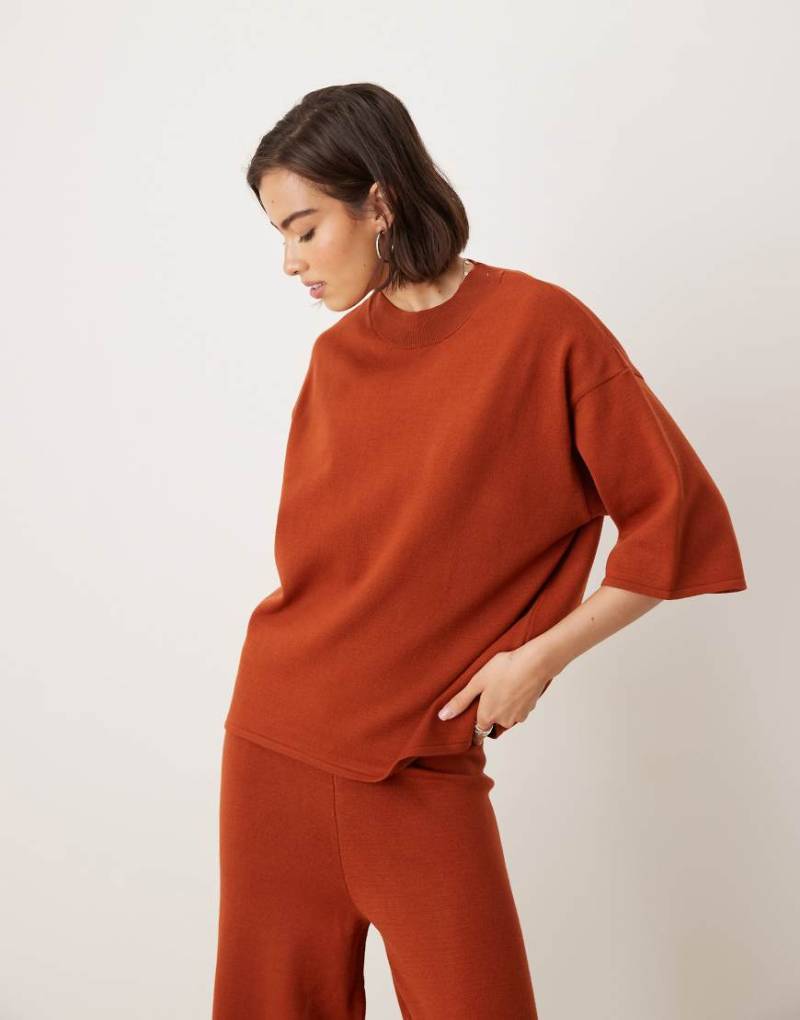 ASOS DESIGN - Strukturiertes Strick-T-Shirt in Rostrot-Rotbraun von ASOS DESIGN