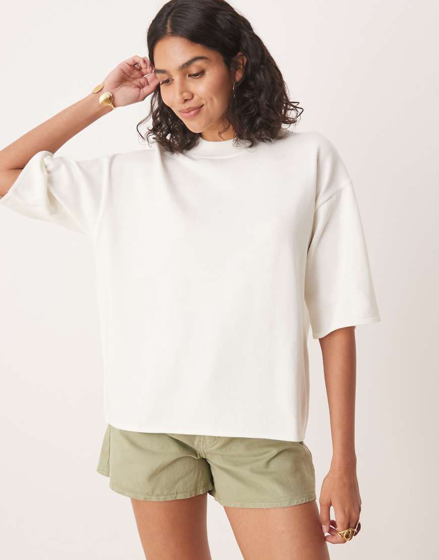ASOS DESIGN - Strukturiertes Strick-T-Shirt in Weiß ASOS DESIGN - Strukturiertes Strick-T-Shirt in Weiß von ASOS DESIGN