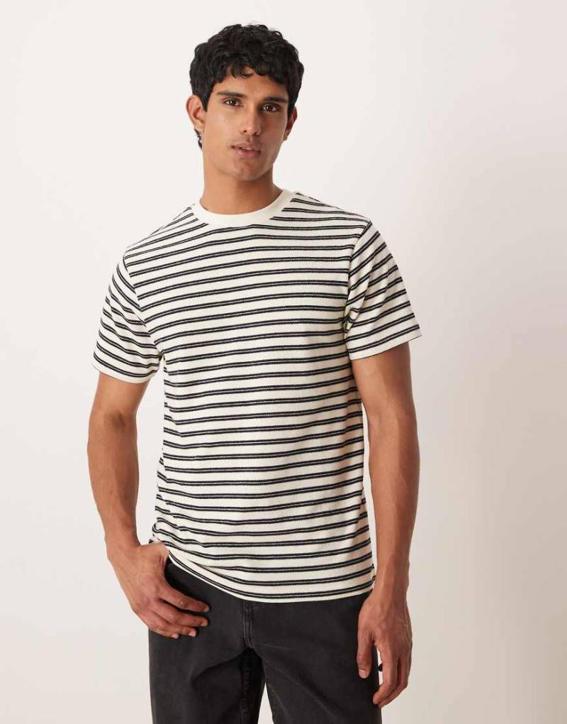 ASOS DESIGN - Strukturiertes T-Shirt in Cremeweiß gestreift-Bunt von ASOS DESIGN