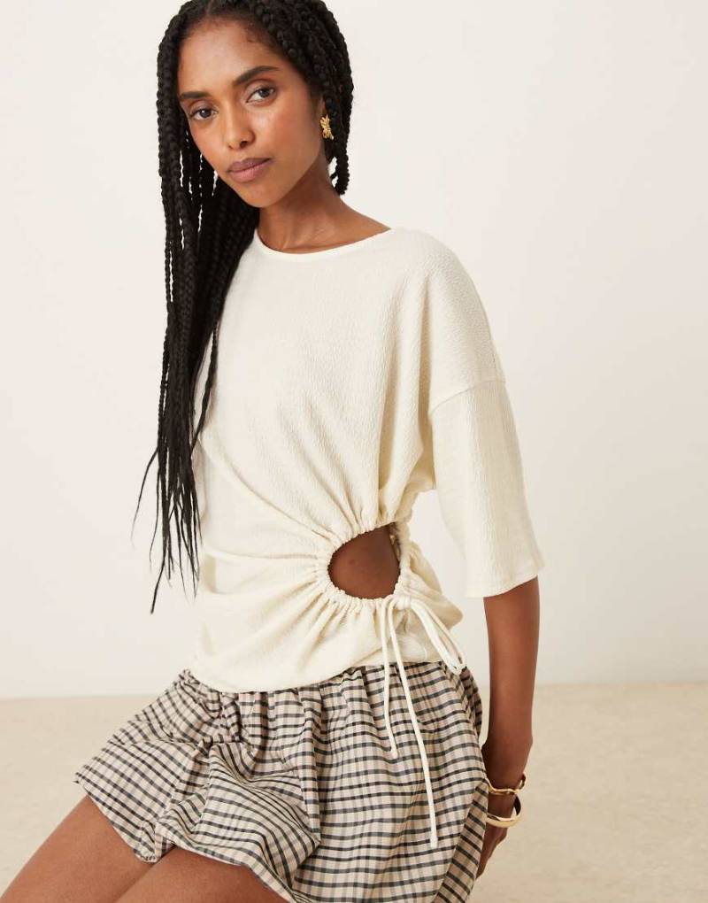 ASOS DESIGN - Strukturiertes T-Shirt in Elfenbein mit Zierausschnitt-Detail-Weiß von ASOS DESIGN