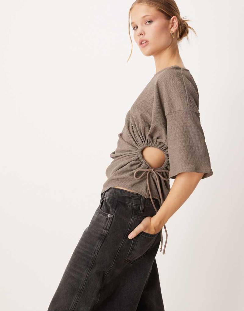 ASOS DESIGN - Strukturiertes T-Shirt in Mokka mit Kordelzug in der Taille-Braun von ASOS DESIGN