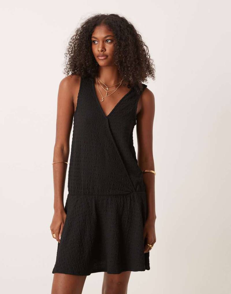ASOS DESIGN - Strukturiertes ärmelloses Mini-Wickelkleid in Schwarz mit V-Vorderseite und tiefer Taille-Rot von ASOS DESIGN
