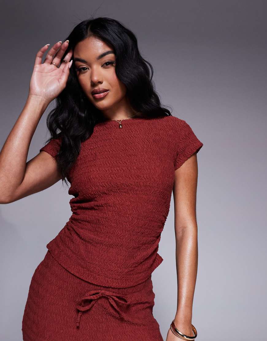 ASOS DESIGN - Strukturiertes knapp geschnittenes T-Shirt in Braun mit Seitenraffung von ASOS DESIGN