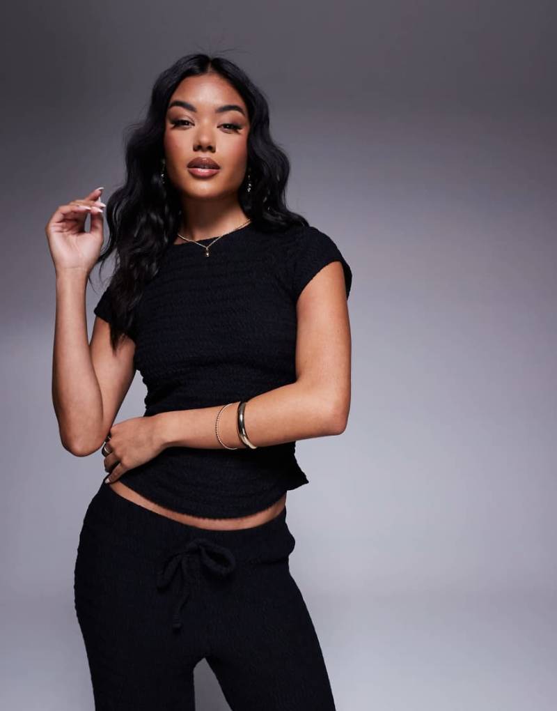 ASOS DESIGN - Strukturiertes knapp geschnittenes T-Shirt in Schwarz mit Seitenraffung-Grün von ASOS DESIGN