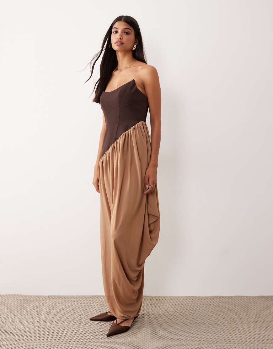 ASOS DESIGN - Strukturiertes trägerloses Midikleid in Braun mit abgerundetem Ausschnitt und weichem, drapiertem Rock mit Kontrastdesign-Brown von ASOS DESIGN