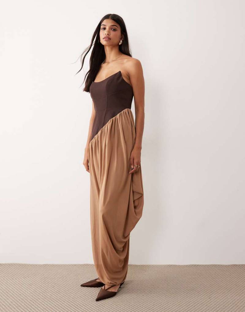 ASOS DESIGN - Strukturiertes trägerloses Midikleid in Braun mit abgerundetem Ausschnitt und weichem, drapiertem Rock mit Kontrastdesign-Brown von ASOS DESIGN