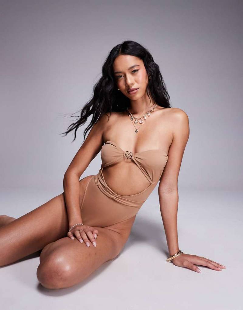 ASOS DESIGN - Sue - Trägerloser Badeanzug in Hellbraun mit Wirbeldetail von ASOS DESIGN