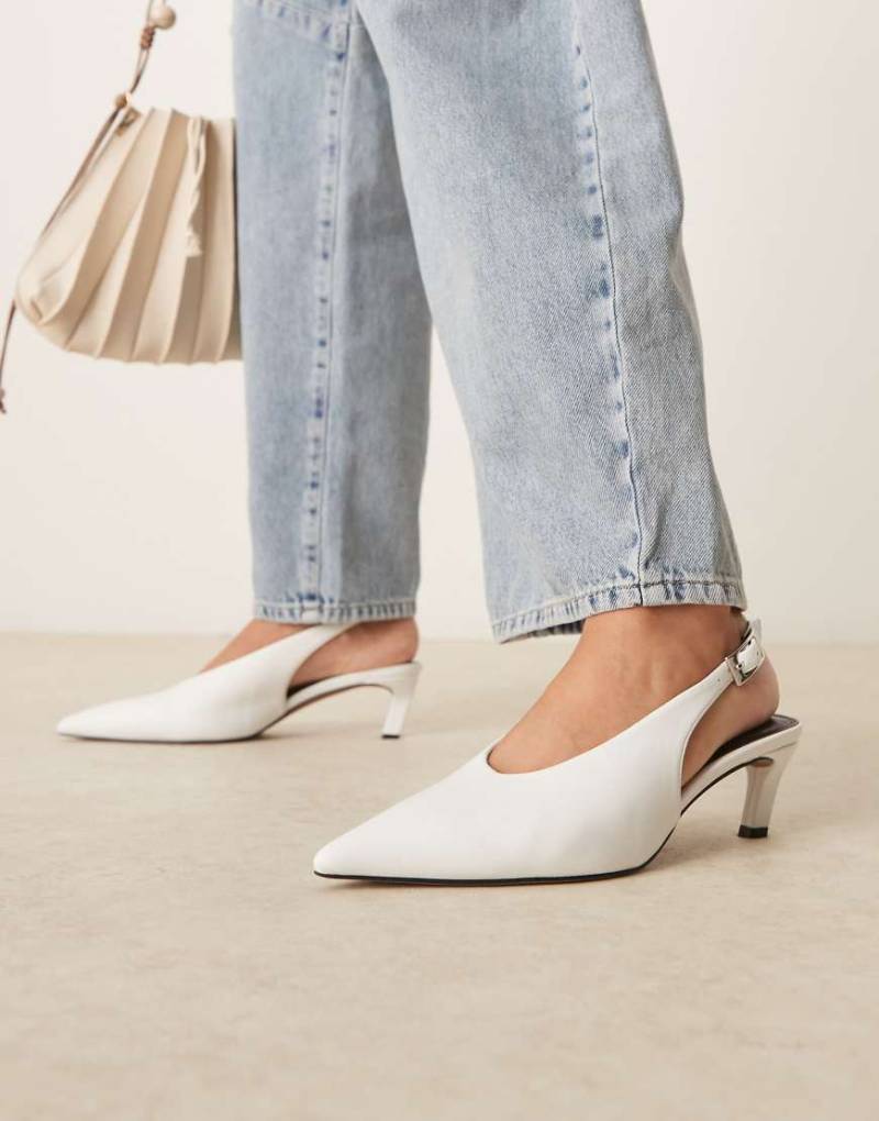 ASOS DESIGN - Suki - Schuhe in Weiß mit Kitten-Heel-Absatz und Fersenriemen ASOS DESIGN - Suki - Schuhe in Weiß mit Kitten-Heel-Absatz und Fersenriemen von ASOS DESIGN