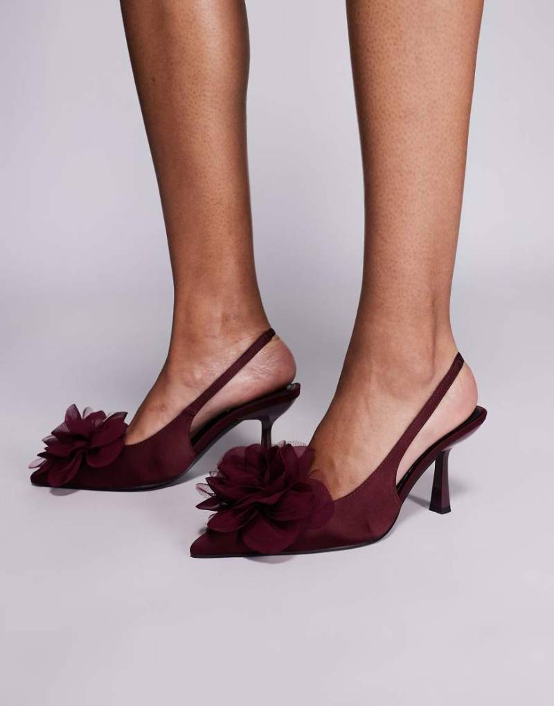 ASOS DESIGN - Sunrise - Schuhe in Burgunderrot mit Ansteckblumen-Detail, Fersenriemen und mittelhohem Absatz von ASOS DESIGN