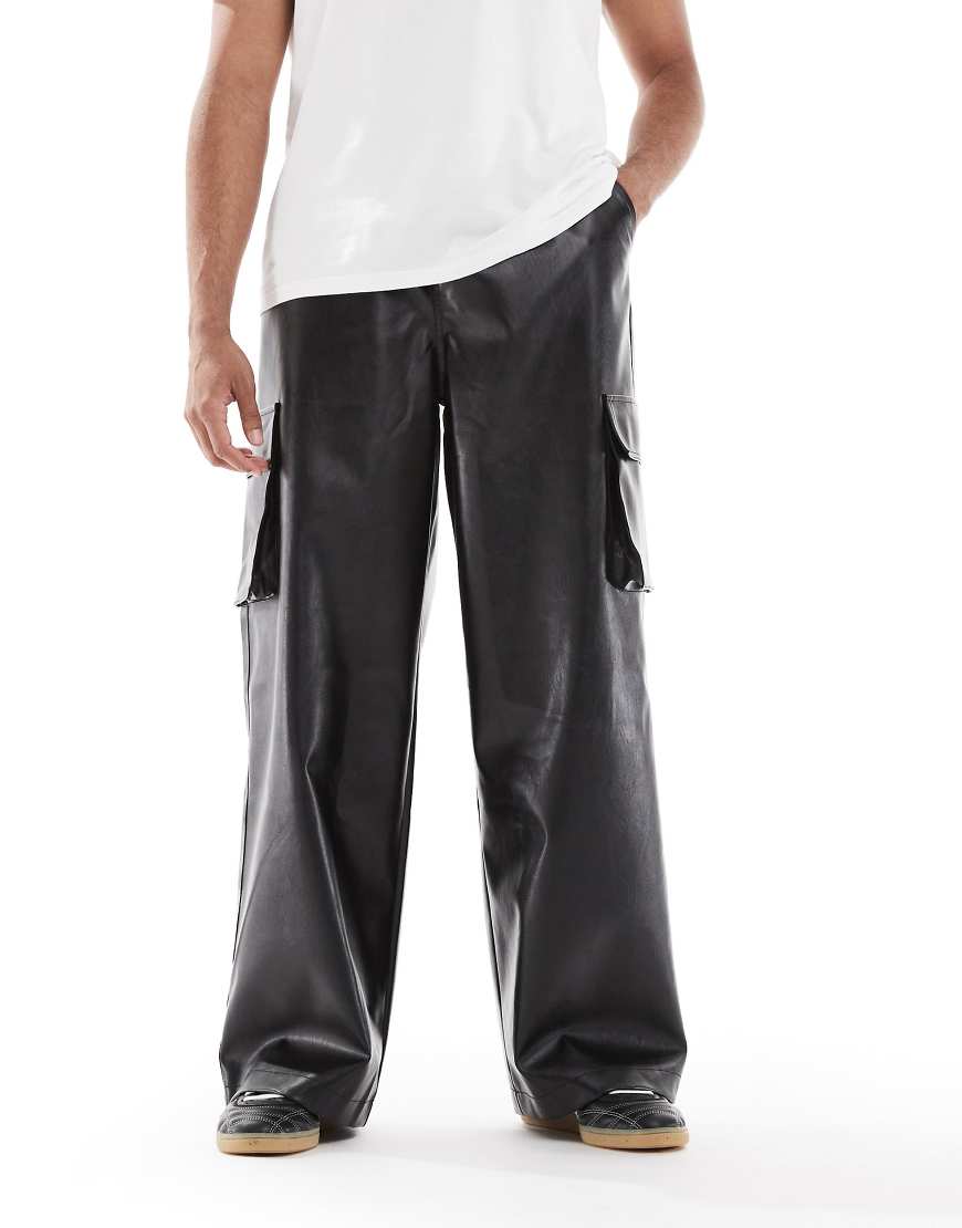ASOS DESIGN - Loose-Fit-Cargohose aus Kunstleder in Schwarz von ASOS DESIGN