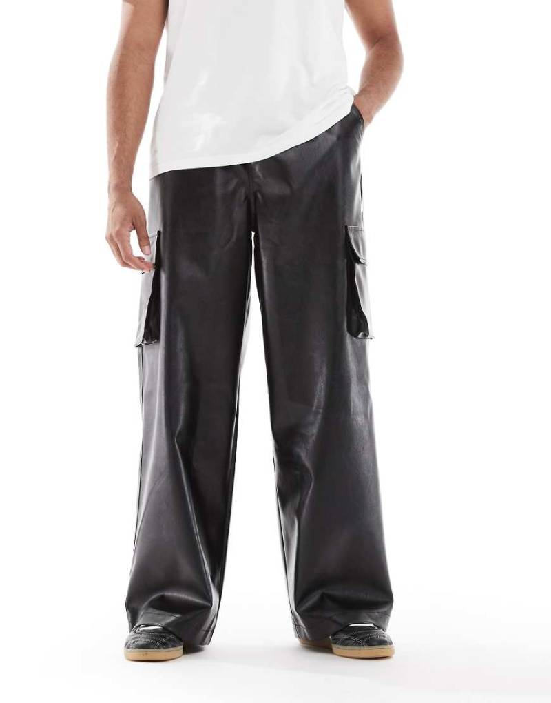 ASOS DESIGN - Loose-Fit-Cargohose aus Kunstleder in Schwarz von ASOS DESIGN