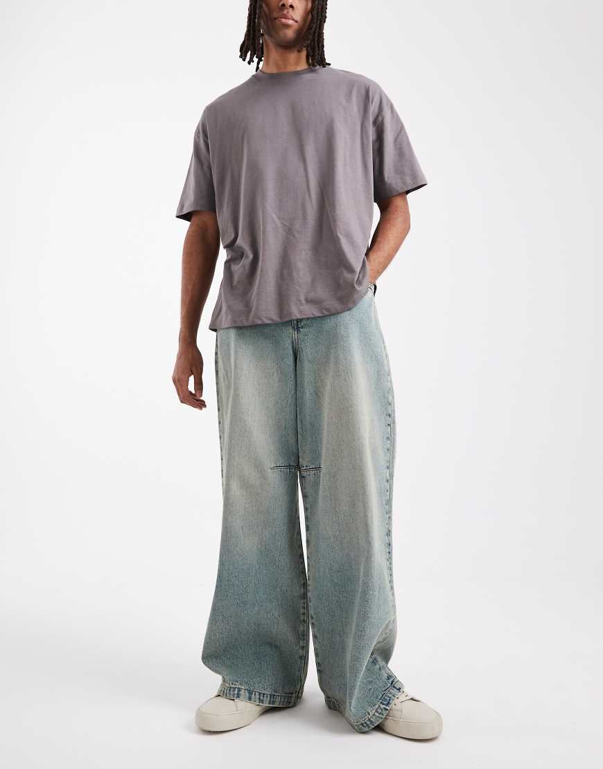 ASOS DESIGN - Super-Baggy Jeans in Blau in mittlerer Waschung mit Tönung und Abnähern von ASOS DESIGN