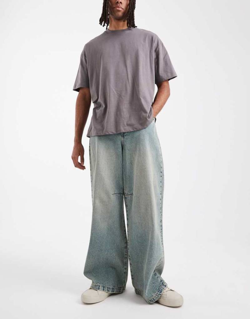 ASOS DESIGN - Super-Baggy Jeans in Blau in mittlerer Waschung mit Tönung und Abnähern von ASOS DESIGN