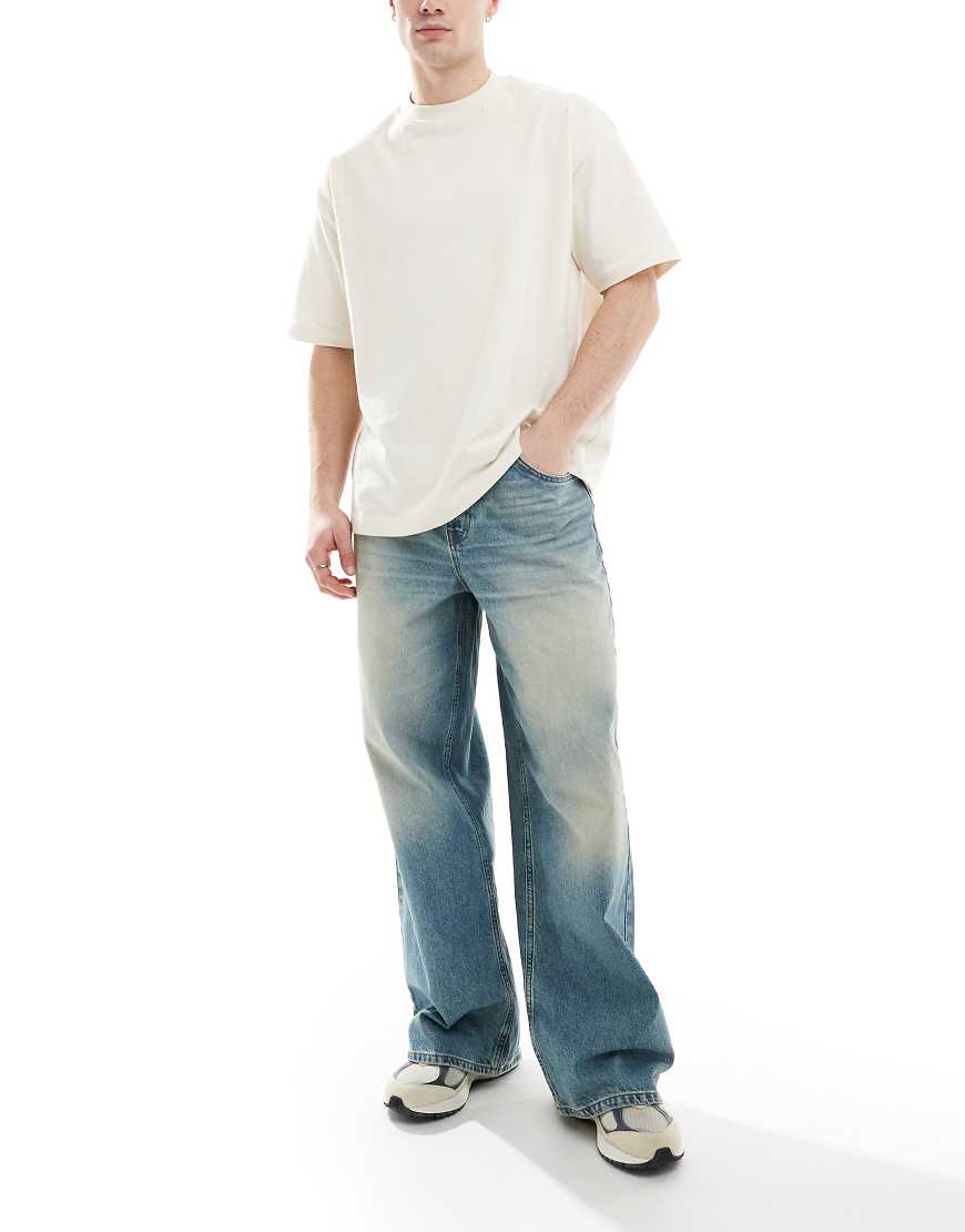 ASOS DESIGN - Super Baggy-Jeans in mittelblauer Waschung mit Farbstich ASOS DESIGN - Super Baggy-Jeans in mittelblauer Waschung mit Farbstich von ASOS DESIGN